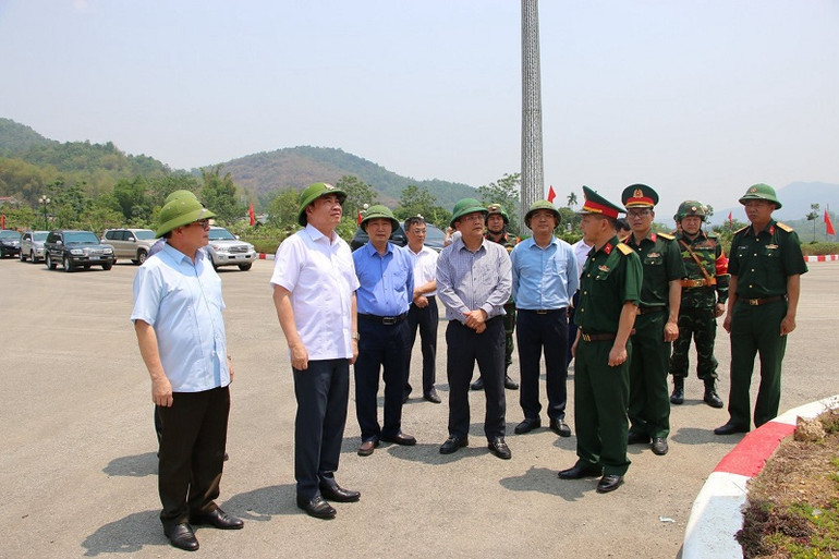 Đồng chí Trần Quốc Cường, Bí thư Tỉnh ủy Điện Biên kiểm tra tại điểm đón các đoàn dừng nghỉ trên trục đường 42m ở huyện Mường Ảng.