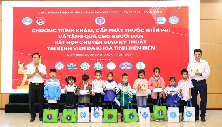 Trong chương trình, có 10 học sinh nghèo vượt khó được trao tặng 10 phần quà (trị giá 2 triệu đồng/phần quà).