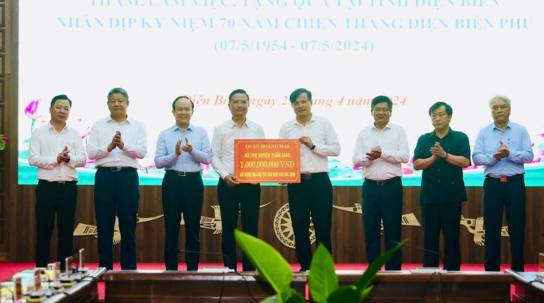 Đồng chí Nguyễn Ngọc Tuấn, Phó Bí thư Thành ủy Hà Nội cùng các thành viên đoàn công tác trao 1 tỷ đồng hỗ trợ huyện Tuần Giáo (tỉnh Điện Biên) làm nhà bán trú dân nuôi cho học sinh con em đồng bào các dân tộc thiểu số.