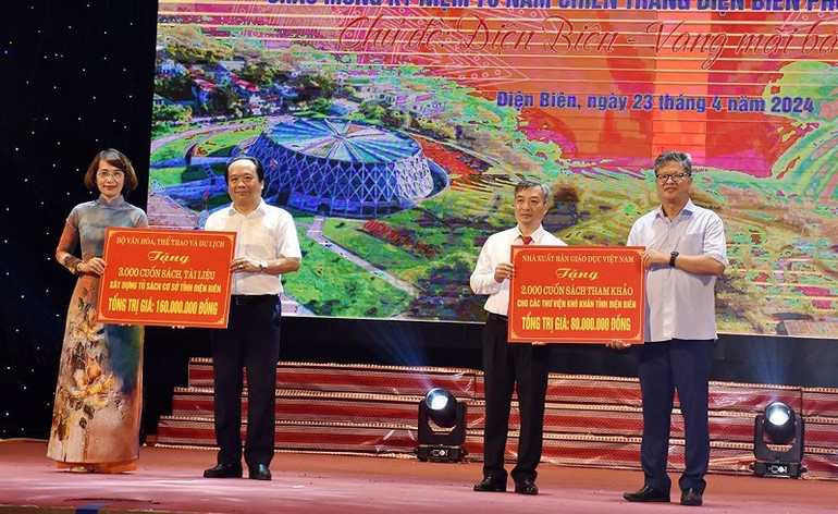 Ban tổ chức trao các phần quà sách với tổng giá trị 240 triệu đồng hỗ trợ xây dựng thư viện cơ sở phục vụ đồng bào các dân tộc thiểu số tại Điện Biên.