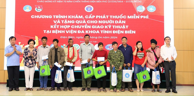 Thứ trưởng Y tế Trần Văn Thuấn (đầu tiên bên phải ảnh) cùng đồng chí Vừ A Bằng, Phó Chủ tịch Ủy ban nhân dân tỉnh Điện Biên trao quà tặng các gia đình nghèo tại Điện Biên.