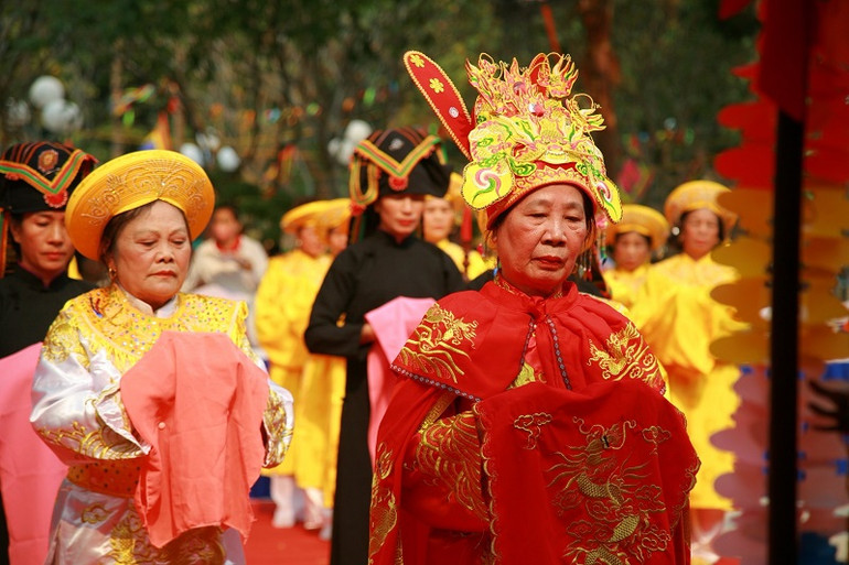 Người có uy tín ở địa phương chủ trì các nghi thức dâng lễ.