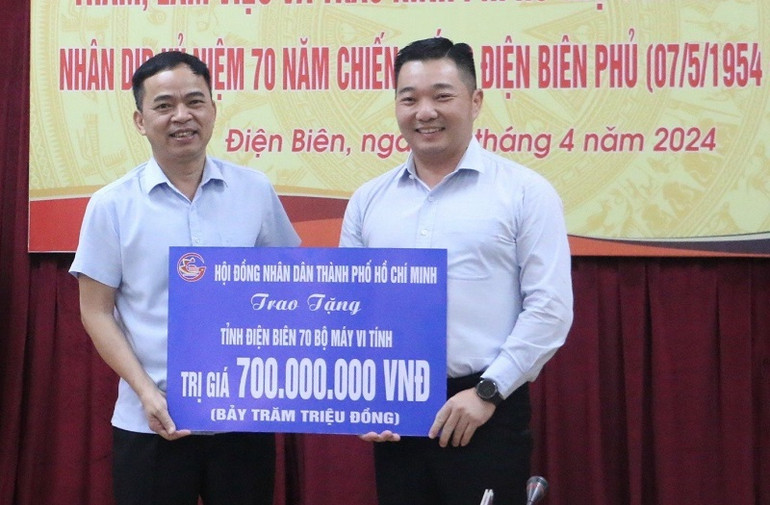 Đại diện cán bộ Thành phố Hồ Chí Minh trao kinh phí hỗ trợ 70 bộ máy tính tặng thầy, trò tại Điện Biên.