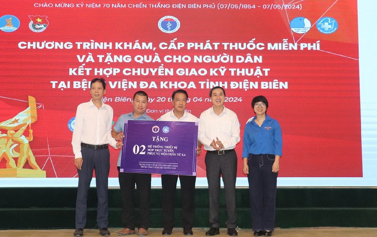 Đoàn công tác Bộ Y tế trao thiết bị hỗ trợ khám, chữa bệnh cho ngành y tế Điện Biên.