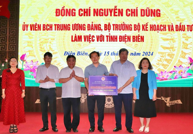 Đồng chí Nguyễn Chí Dũng trao kinh phí xây dựng cầu dân sinh bản Vang Hồ, xã Nậm Vì cho huyện Mường Nhé.
