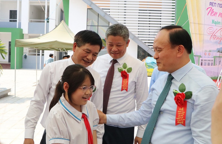 Đồng chí Nguyễn Ngọc Tuấn, Phó Bí thư Thành ủy, Chủ tịch Hội đồng nhân dân thành phố Hà Nội trò chuyện, động viên học sinh Trường Tiểu học Hà Nội-Điện Biên Phủ.