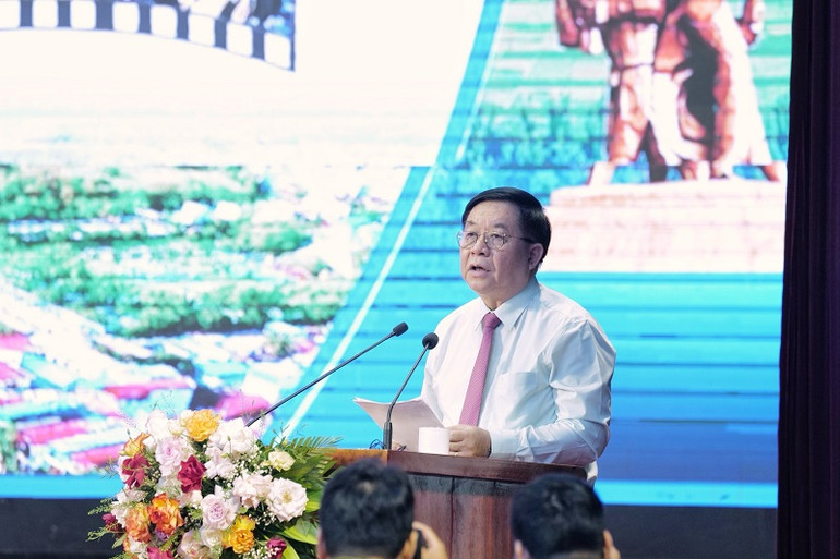 Đồng chí Nguyễn Trọng Nghĩa, Bí thư Trung ương Đảng, Trưởng Ban Tuyên giáo Trung ương phát biểu tại hội thảo.