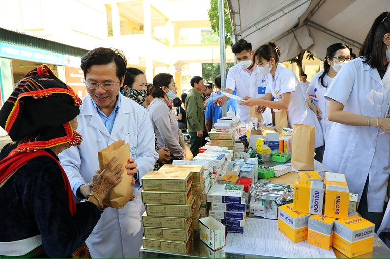 Trao thuốc điều trị bệnh, các bác sĩ còn căn dặn bà con cách điều trị bệnh, phòng bệnh hiệu quả.