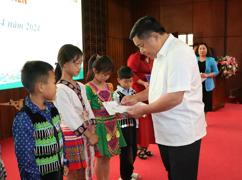 Đồng chí Nguyễn Chí Dũng trao học bổng cho các cháu học sinh Trường Phổ thông dân tộc bán trú tiểu học Nậm Vì, huyện Mường Nhé, tỉnh Điện Biên.