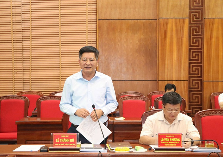 Đồng chí Lê Thành Đô, Chủ tịch Ủy ban nhân dân tỉnh Điện Biên báo cáo đoàn công tác Bộ Kế hoạch và Đầu tư kết quả phát triển kinh tế-xã hội nổi bật của tỉnh Điện Biên trong quý I/2024.