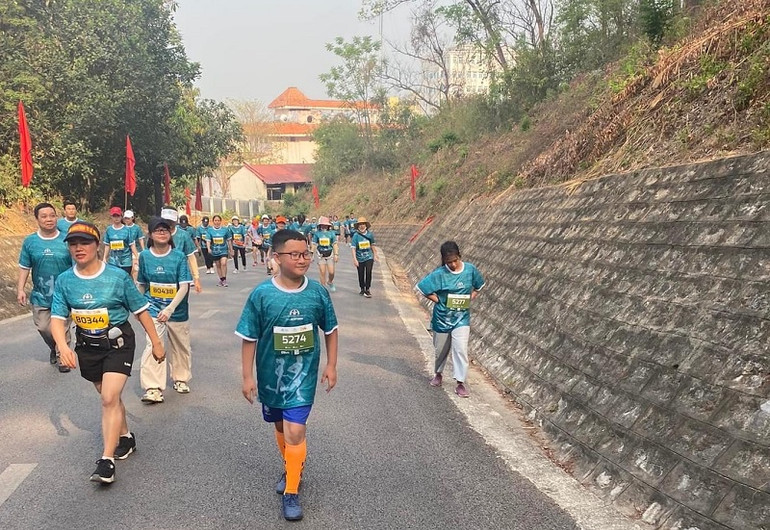 Với ý nghĩa thật đặc biệt, giải chạy THACO Marathon “Vì an toàn giao thông - Điện Biên Phủ năm 2024” thu hút rất đông vận động viên "nhí" tham gia.