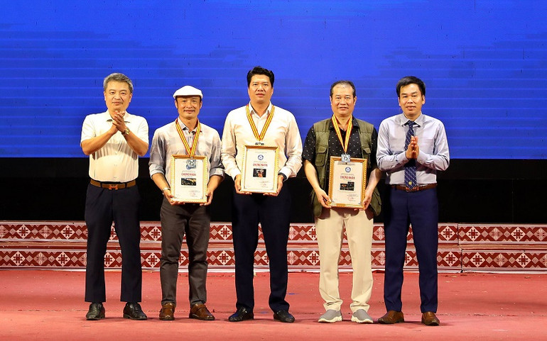 Đồng chí Nguyễn Việt Phương, Phó trưởng Ban Dân vận Tỉnh ủy Điện Biên trao giải Bạc tặng các tác giả có tác phẩm xuất sắc. Đồng chí Nguyễn Việt Phương, Phó trưởng Ban Dân vận Tỉnh ủy Điện Biên trao giải Bạc tặng các tác giả có tác phẩm xuất sắc.