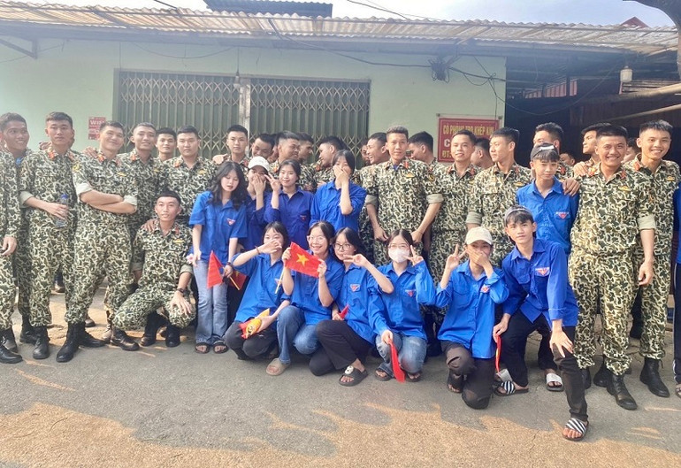 Đoàn viên thanh niên huyện Tuần Giáo chụp ảnh lưu niệm cùng các lực lượng tham gia diễu binh, diễu hành.