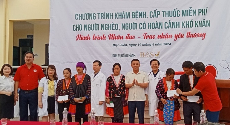 Trao quà tặng các hộ nghèo huyện Mường Chà, tỉnh Điện Biên.