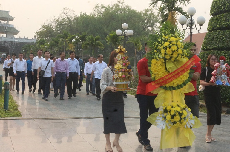 Đoàn đại biểu Hiệp hội doanh nghiệp các tỉnh Tây Bắc cùng lãnh đạo Liên đoàn Thương mại và Công nghiệp Việt Nam viếng anh hùng liệt sĩ tại Nghĩa trang liệt sĩ A1.
