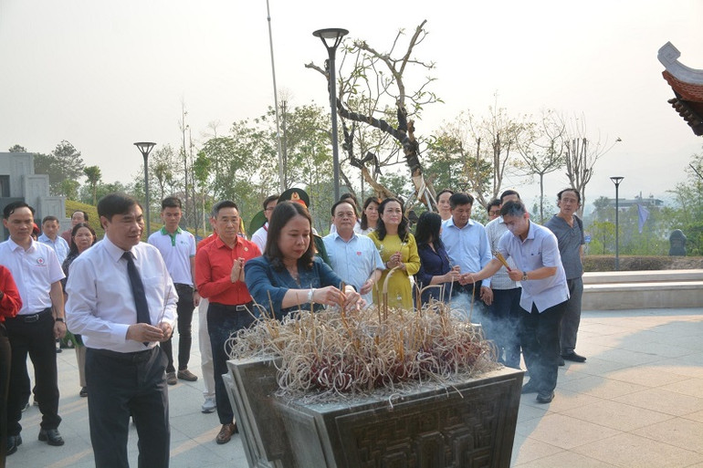 Đồng chí Võ Thị Ánh Xuân cùng các đồng chí lãnh đạo tỉnh Điện Biên dâng hương viếng anh hùng, liệt sĩ tại Đền thờ liệt sĩ Điện Biên Phủ trên đồi F. Đồng chí Võ Thị Ánh Xuân cùng các đồng chí lãnh đạo tỉnh Điện Biên dâng hương viếng anh hùng, liệt sĩ tại Đền thờ liệt sĩ Điện Biên Phủ trên đồi F.