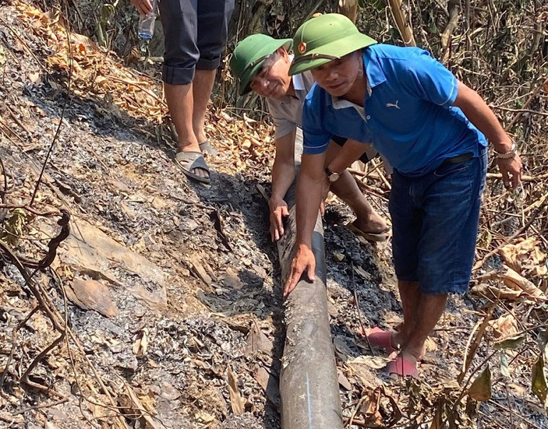 Cán bộ, công nhân Công ty cổ phần cấp nước Điện Biên kiểm tra, đánh giá hiện trường vụ cháy ảnh hưởng nguồn cấp nước.