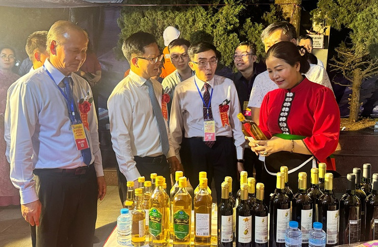 Đại biểu tham quan các gian hàng tại Hội chợ công thương khu vực Tây Bắc-Điện Biên, năm 2024. Đại biểu tham quan các gian hàng tại Hội chợ công thương khu vực Tây Bắc-Điện Biên, năm 2024.