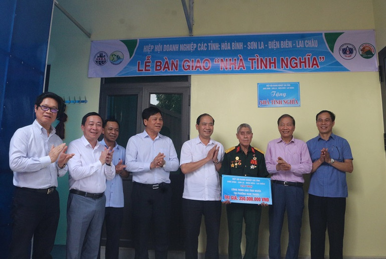 Các đồng chí lãnh đạo Hiệp hội doanh nghiệp 6 tỉnh cùng lãnh đạo Liên đoàn Thương mại và Công nghiệp Việt Nam trao nhà tình nghĩa cho bệnh binh Nguyễn Hải Đăng ở phường Nam Thanh, thành phố Điện Biên Phủ.