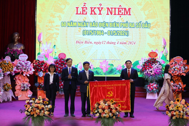 Đồng chí Trần Quốc Cường, Ủy viên Trung ương Đảng, Bí thư Tỉnh ủy Điện Biên trao bức trướng với dòng chữ "Cách mạng - Sáng tạo - Hiện đại - Phát triển” tặng tập thể cán bộ, phóng viên Báo Điện Biên Phủ. Đồng chí Trần Quốc Cường, Ủy viên Trung ương Đảng, Bí thư Tỉnh ủy Điện Biên trao bức trướng với dòng chữ "Cách mạng - Sáng tạo - Hiện đại - Phát triển” tặng tập thể cán bộ, phóng viên Báo Điện Biên Phủ.