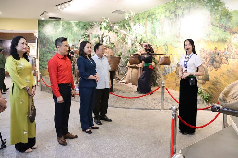 Đồng chí Võ Thị Ánh Xuân tham quan Bảo tàng Chiến thắng Điện Biên Phủ. Đồng chí Võ Thị Ánh Xuân tham quan Bảo tàng Chiến thắng Điện Biên Phủ.