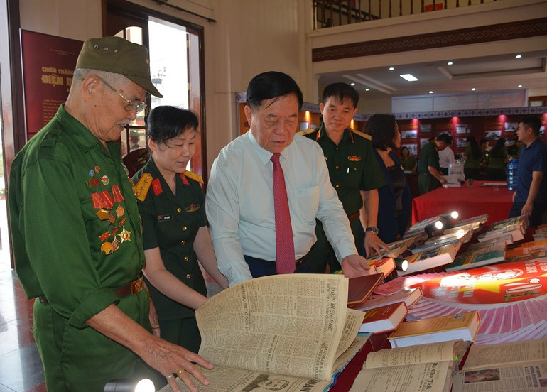 Đại biểu tham quan gian trưng bày tài liệu về Chiến dịch Điện Biên Phủ tại thành phố Điện Biên Phủ, ngày 11/4.