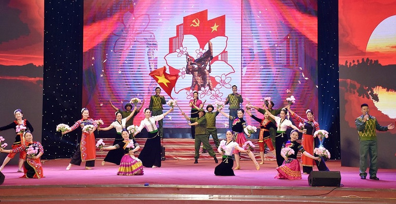 Chương trình văn nghệ chào mừng lễ khai mạc Liên hoan cán bộ thư viện toàn quốc tuyên truyền văn hóa đọc và giới thiệu sách tại Điện Biên.