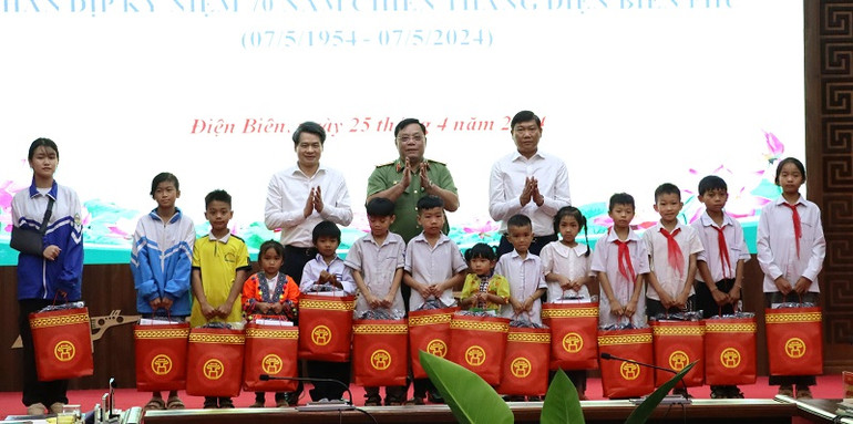 Các đồng chí thành viên đoàn công tác Thành ủy Hà Nội trao quà tặng học sinh hoàn cảnh khó khăn tỉnh Điện Biên.