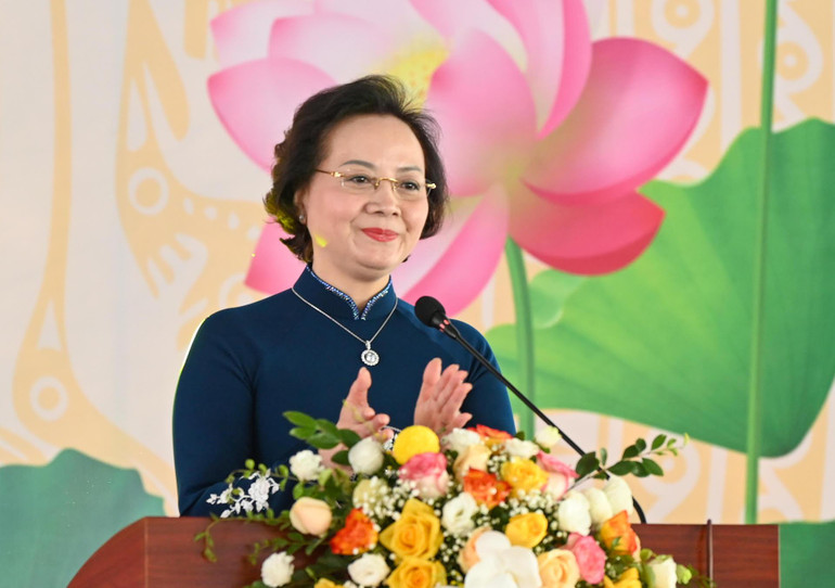 Ủy viên Ban Chấp hành Trung ương Đảng, Bí thư Ban Cán sự Đảng, Bộ trưởng Nội vụ Phạm Thị Thanh Trà biểu dương, chúc mừng thầy trò nhà trường. (Ảnh: DUY LINH)