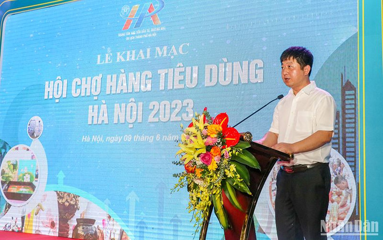Ông Bùi Duy Quang, Phó Giám đốc HPA, phát biểu khai mạc Hội chợ. (Ảnh: NHẬT QUANG)