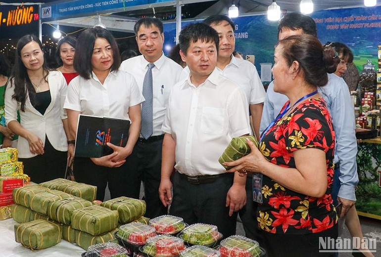 Các đại biểu tham quan gian hàng tại hội chợ. (Ảnh: NHẬT QUANG)