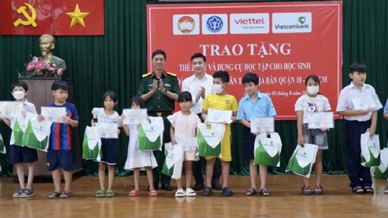 Lãnh đạo Bảo hiểm xã hội Thành phố Hồ Chí Minh và nhà tài trợ tặng thẻ bảo hiểm y tế cho học sinh khó khăn ở địa bàn, tháng 8/2023 (Ảnh: HSS) Lãnh đạo Bảo hiểm xã hội Thành phố Hồ Chí Minh và nhà tài trợ tặng thẻ bảo hiểm y tế cho học sinh khó khăn ở địa bàn, tháng 8/2023 (Ảnh: HSS)