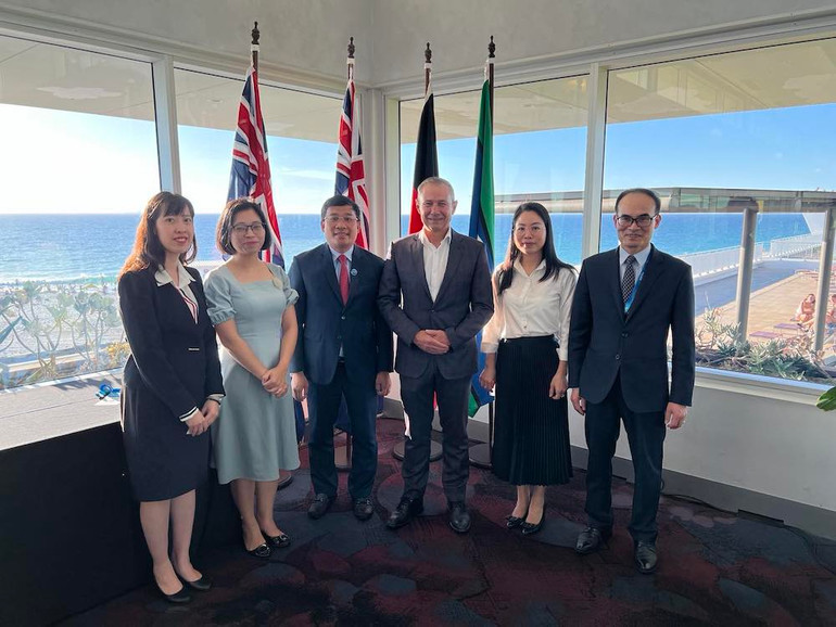 Thứ trưởng Nguyễn Minh Vũ gặp Thủ hiến bang Tây Australia Roger Cook.