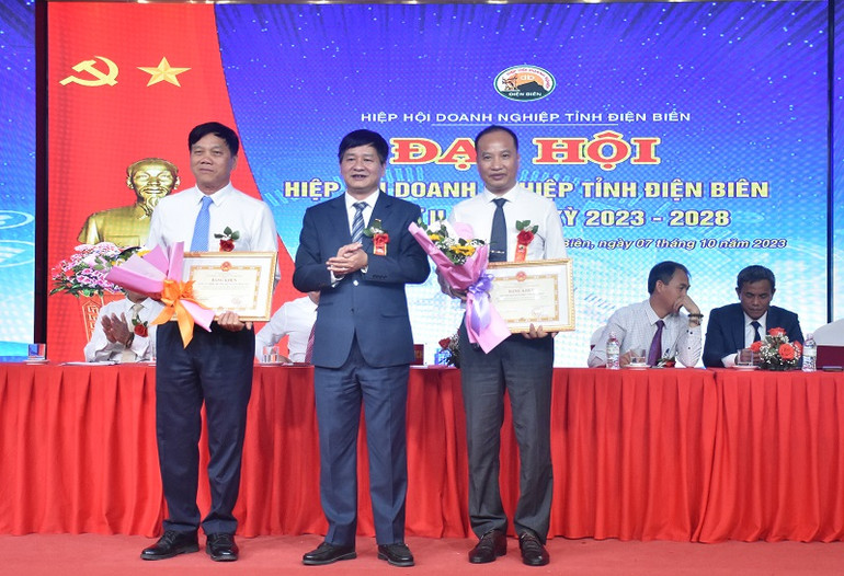 Chủ tịch Ủy ban nhân dân tỉnh Điện Biên Lê Thành Đô trao Bằng khen của Ủy ban nhân dân tỉnh tặng 2 doanh nghiệp có nhiều thành tích xuất sắc. Chủ tịch Ủy ban nhân dân tỉnh Điện Biên Lê Thành Đô trao Bằng khen của Ủy ban nhân dân tỉnh tặng 2 doanh nghiệp có nhiều thành tích xuất sắc.