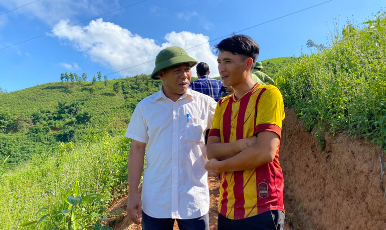 Đồng chí Pờ Xè Chừ (bên trái), Bí thư Đảng ủy xã Chung Chải, động viên quần chúng ưu tú tích cực phát triển kinh tế, nỗ lực phấn đấu để được kết nạp đảng.