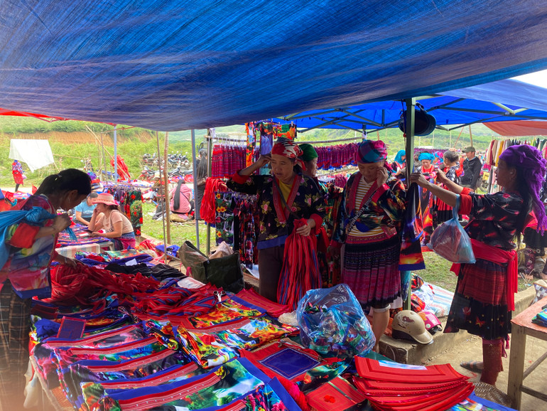 Chợ phiên Xá Nhè là nét văn hóa riêng của đồng bào các dân tộc vùng cao huyện Tủa Chùa đã thu hút nhiều du khách về tham quan, trải nghiệm.