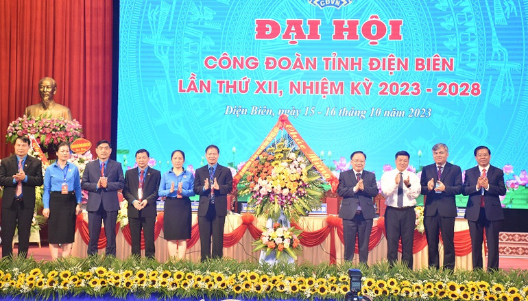 Các đồng chí lãnh đạo Tỉnh ủy, Hội đồng nhân dân, Ủy ban nhân dân và Ủy ban Mặt trận Tổ quốc Việt Nam tỉnh Điện Biên tặng hoa chúc mừng Đại hội.