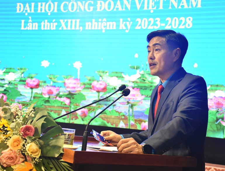 Đồng chí Tẩn Minh Long, Ủy viên Ban Chấp hành Đảng bộ tỉnh Điện Biên được chỉ định tham gia Ban Chấp hành, Ban Thường vụ Liên đoàn Lao động tỉnh và giữ chức danh Chủ tịch Liên đoàn Lao động tỉnh Điện Biên khóa 12.