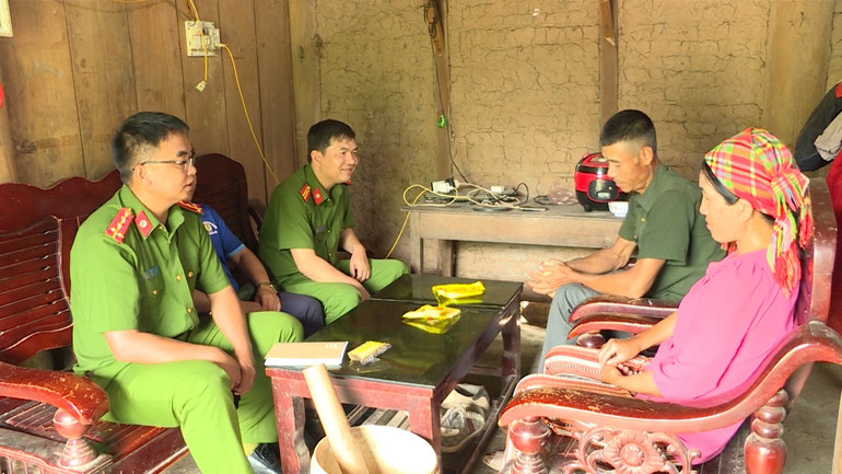 Cán bộ, chiến sĩ công an huyện Mường Nhé về cơ sở nắm tâm tư, nguyện vọng nhân dân để kịp thời tham mưu giải pháp bảo đảm an ninh trật tự địa bàn, tạo ổn định phát triển kinh tế, chính trị, xã hội.