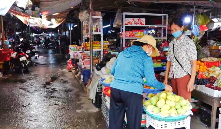 Chợ Gia Sàng cũ xuống cấp, đọng nước làm người mua-bán trong chợ vất vả.
