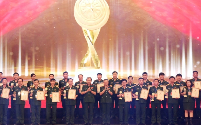 Các đồng chí lãnh đạo Bộ Quốc phòng trao giải cho các tác giả có tác phẩm đạt giải Vàng.