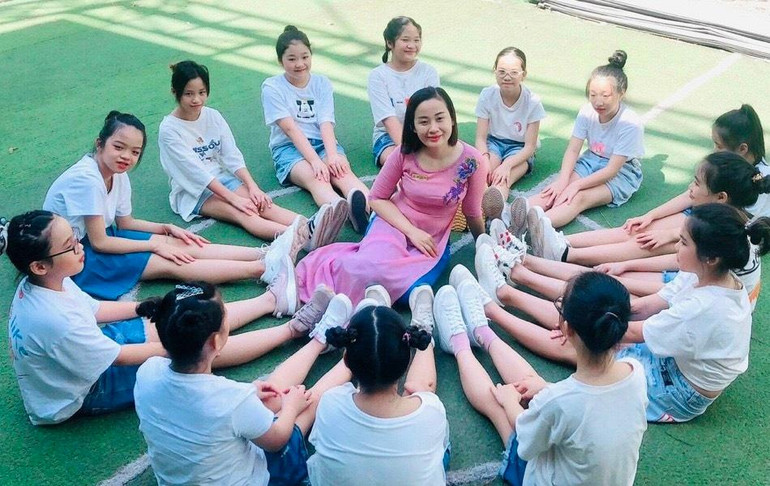 Cô giáo Trần Thị Mai Trang và học sinh
