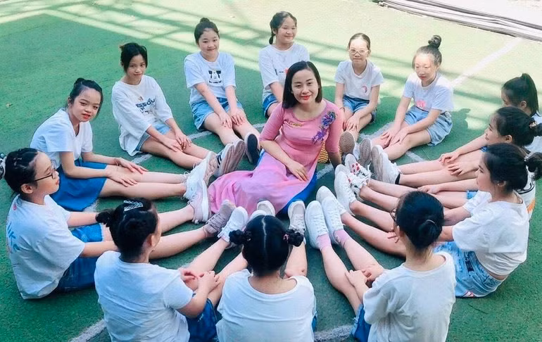 Cô giáo Trần Thị Mai Trang và học sinh