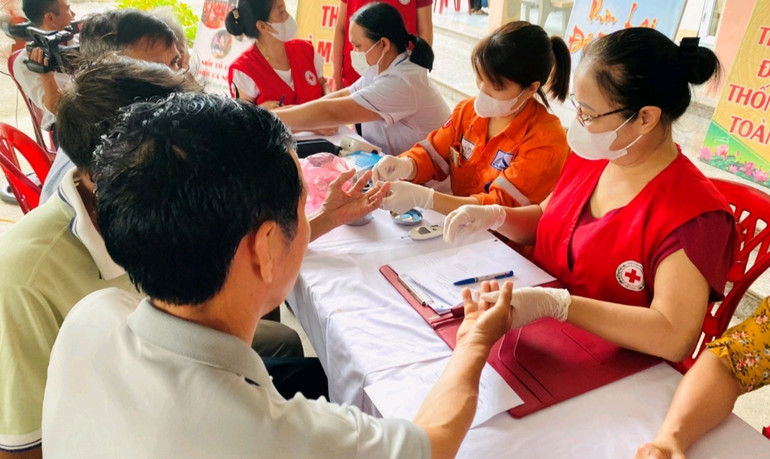 Công ty Trách nhiệm hữu hạn Khai thác Chế biến Khoáng sản Núi Pháo tổ chức khám bệnh, tư vấn sức khỏe, cấp thuốc miễn phí cho hơn 120 thương binh, bệnh binh, người có công tại 2 xã Bình Thuận và Phục Linh, huyện Đại Từ.