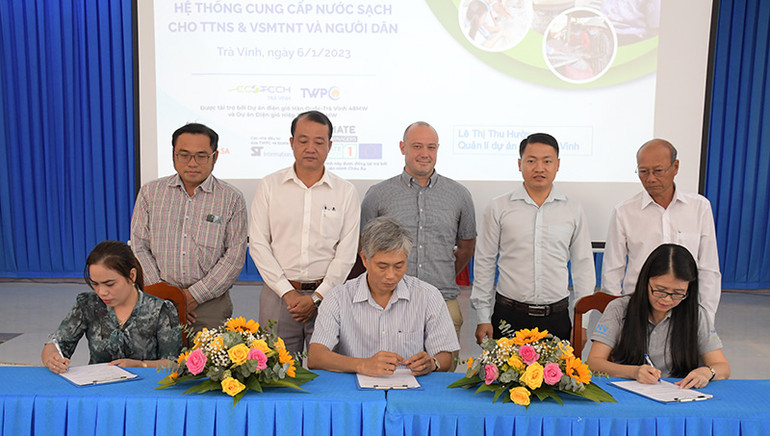 Dự án CDP Trà Vinh bàn giao hệ thống cung cấp nước sạch cho Trung tâm Nước sạch và Vệ sinh môi trường nông thôn của tỉnh và người dân địa phương. (Ảnh: SNV).