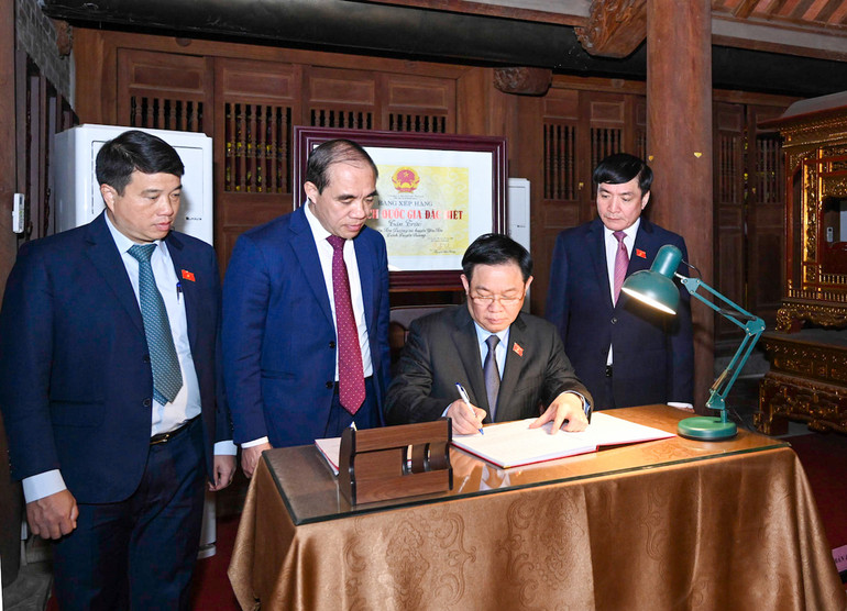 Chủ tịch Quốc hội Vương Đình Huệ ghi sổ lưu niệm tại Khu tưởng niệm các vị Tiền bối cách mạng.