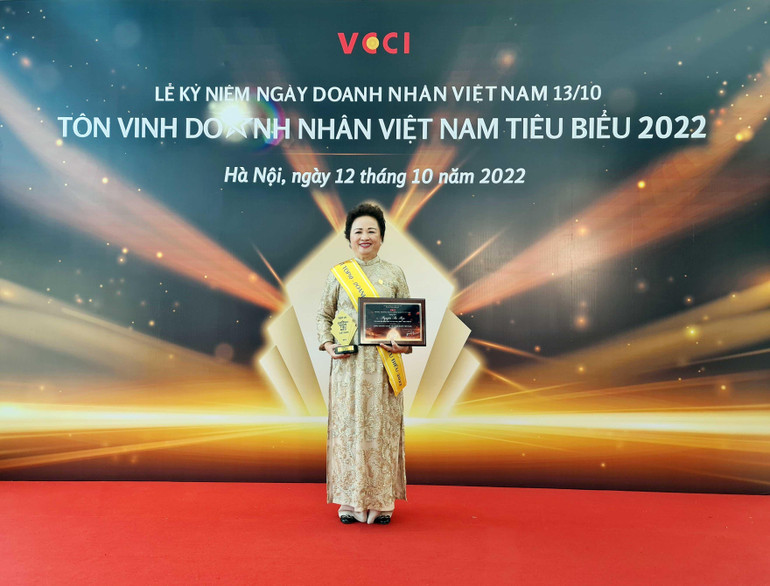 Bà Nguyễn Thị Nga, Chủ tịch Tập đoàn BRG, nhận danh hiệu “Top 10 Doanh nhân Việt Nam tiêu biểu năm 2022”.
