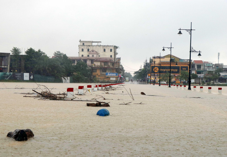 Khu vực đập Đá ở thành phố Huế bị ngập sâu, được rào chắn cấm qua lại. (Ảnh ĐỖ TRƯỞNG)