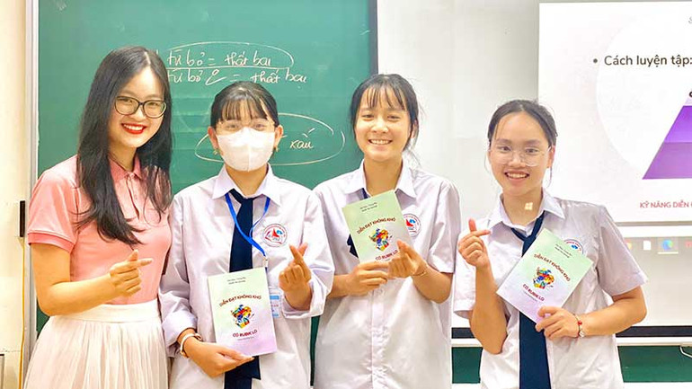 Hải Thủy trao quà tặng học sinh lớp 10 Văn Trường THPT Chuyên Hạ Long, tỉnh Quảng Ninh.