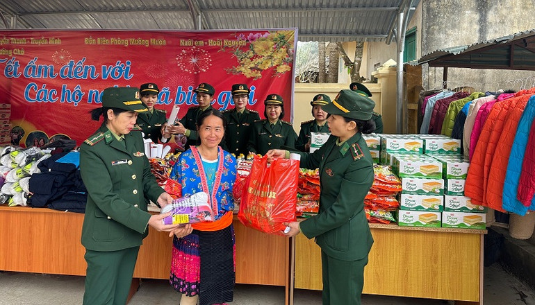 Những phần quà từ gian hàng "0 đồng" được cán bộ, chiến sĩ Bộ chỉ huy Bộ đội Biên phòng tỉnh Điện Biên tận tay trao đến người dân khu vực biên giới.